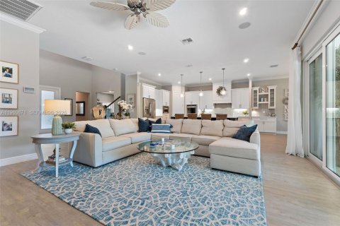 House in Jensen Beach, Florida 4 bedrooms, 356.65 sq.m. № 2021916 - photo 13