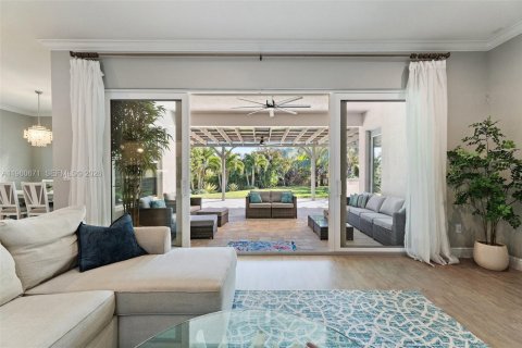 House in Jensen Beach, Florida 4 bedrooms, 356.65 sq.m. № 2021916 - photo 14