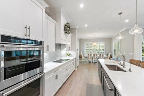 House in Jensen Beach, Florida 4 bedrooms, 356.65 sq.m. № 2021916 - photo 20