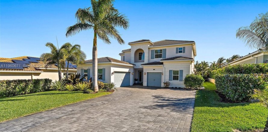 House in Jensen Beach, Florida 4 bedrooms, 356.65 sq.m. № 2021916