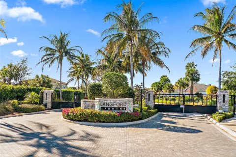 House in Jensen Beach, Florida 4 bedrooms, 356.65 sq.m. № 2021916 - photo 3