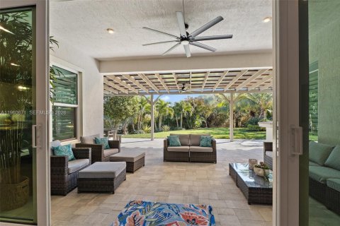 House in Jensen Beach, Florida 4 bedrooms, 356.65 sq.m. № 2021916 - photo 15