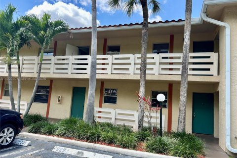 Condo in Coral Springs, Florida, 2 bedrooms № 2057110 - photo 2