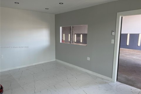 Commercial property in Hialeah, Florida № 1817170 - photo 3