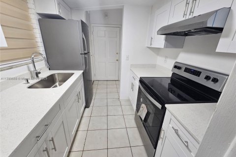 Condo in North Miami, Florida, 1 bedroom  № 1874354 - photo 1