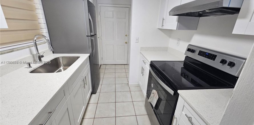Condo in North Miami, Florida, 1 bedroom № 1874354