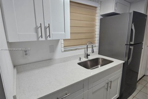 Condo in North Miami, Florida, 1 bedroom  № 1874354 - photo 3