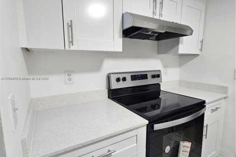 Condo in North Miami, Florida, 1 bedroom  № 1874354 - photo 2