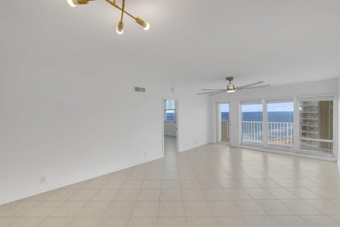 Condo in Pompano Beach, Florida, 2 bedrooms  № 2250906 - photo 9