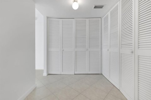 Condo in Pompano Beach, Florida, 2 bedrooms  № 2250906 - photo 19