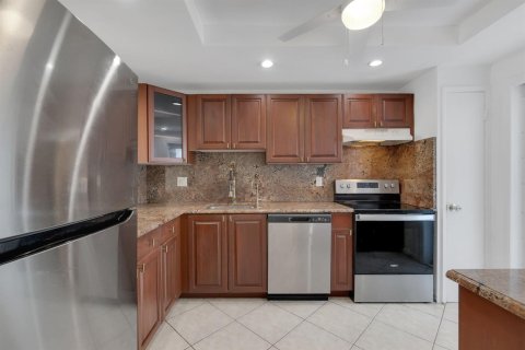 Condo in Pompano Beach, Florida, 2 bedrooms  № 2250906 - photo 12