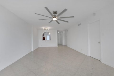Condo in Pompano Beach, Florida, 2 bedrooms  № 2250906 - photo 10