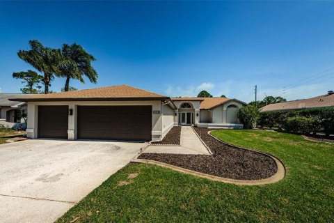 House in New Port Richey, Florida 4 bedrooms, 247.21 sq.m. № 1571731 - photo 2
