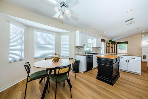 House in New Port Richey, Florida 4 bedrooms, 247.21 sq.m. № 1571731 - photo 25
