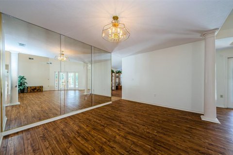 House in New Port Richey, Florida 4 bedrooms, 247.21 sq.m. № 1571731 - photo 16