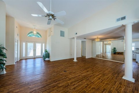 House in New Port Richey, Florida 4 bedrooms, 247.21 sq.m. № 1571731 - photo 12