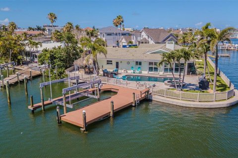 House in Saint Pete Beach, Florida 4 bedrooms, 268.58 sq.m. № 1786338 - photo 2