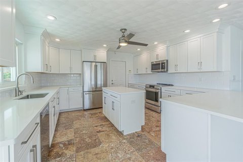 House in Saint Pete Beach, Florida 4 bedrooms, 268.58 sq.m. № 1786338 - photo 11
