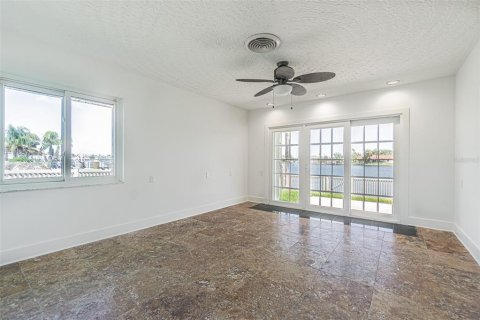 House in Saint Pete Beach, Florida 4 bedrooms, 268.58 sq.m. № 1786338 - photo 13