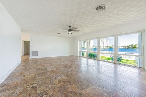 House in Saint Pete Beach, Florida 4 bedrooms, 268.58 sq.m. № 1786338 - photo 8