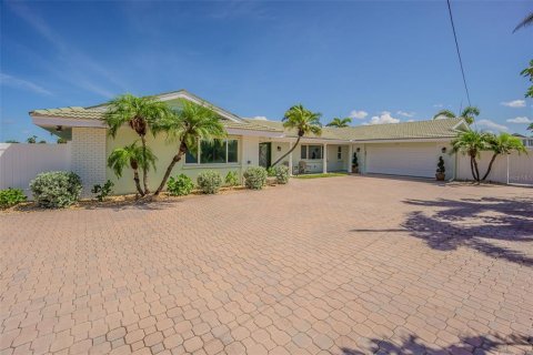 House in Saint Pete Beach, Florida 4 bedrooms, 268.58 sq.m. № 1786338 - photo 1