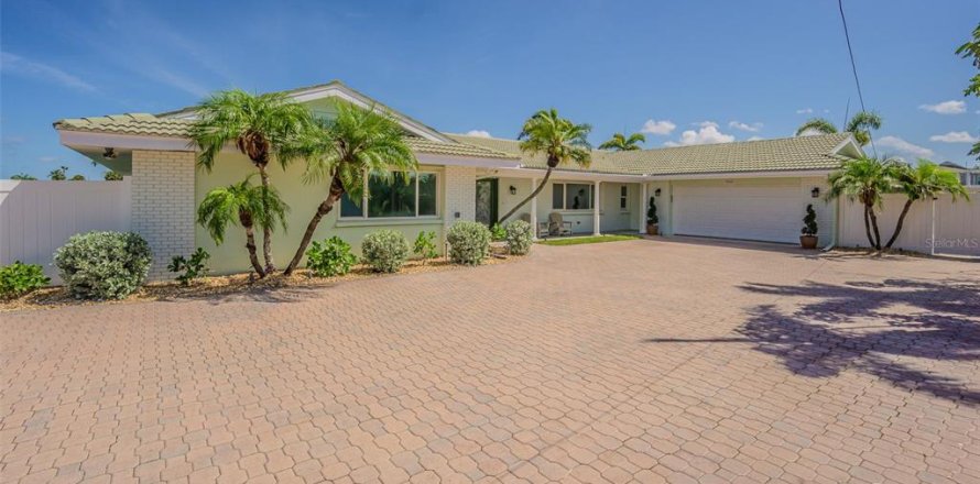 House in Saint Pete Beach, Florida 4 bedrooms, 268.58 sq.m. № 1786338