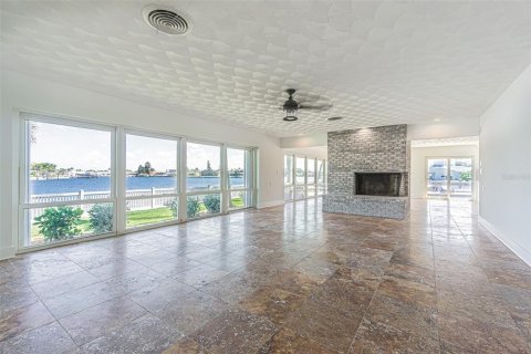 House in Saint Pete Beach, Florida 4 bedrooms, 268.58 sq.m. № 1786338 - photo 6