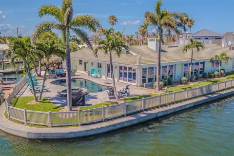 House in Saint Pete Beach, Florida 4 bedrooms, 268.58 sq.m. № 1786338 - photo 3
