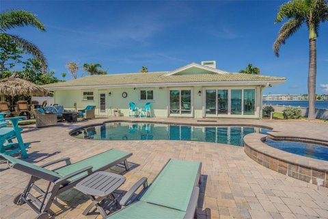 House in Saint Pete Beach, Florida 4 bedrooms, 268.58 sq.m. № 1786338 - photo 30