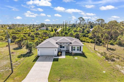 House in Placida, Florida 4 bedrooms, 156.17 sq.m. № 2114489 - photo 2