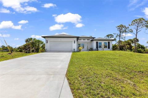 House in Placida, Florida 4 bedrooms, 156.17 sq.m. № 2114489 - photo 3