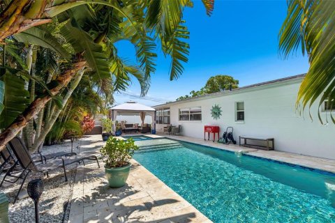 House in Saint Petersburg, Florida 2 bedrooms, 122.82 sq.m. № 2116023 - photo 2