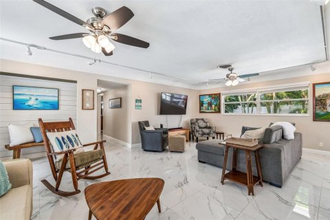House in Saint Petersburg, Florida 2 bedrooms, 122.82 sq.m. № 2116023 - photo 7