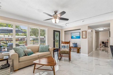 House in Saint Petersburg, Florida 2 bedrooms, 122.82 sq.m. № 2116023 - photo 9