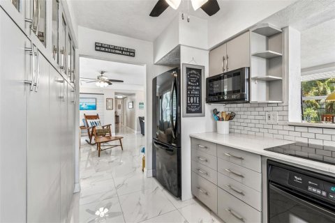 House in Saint Petersburg, Florida 2 bedrooms, 122.82 sq.m. № 2116023 - photo 13