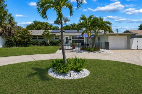 House in Saint Petersburg, Florida 2 bedrooms, 122.82 sq.m. № 2116023