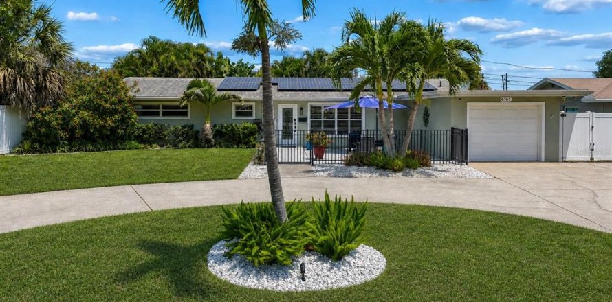 House in Saint Petersburg, Florida 2 bedrooms, 122.82 sq.m. № 2116023