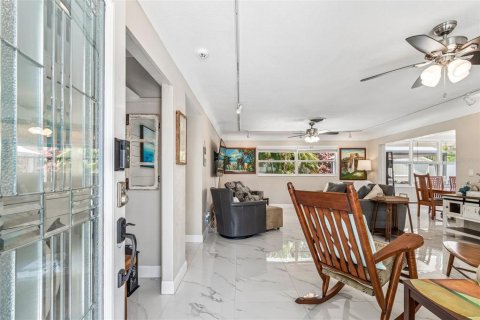 House in Saint Petersburg, Florida 2 bedrooms, 122.82 sq.m. № 2116023 - photo 6