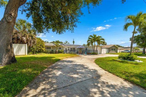 House in Saint Petersburg, Florida 2 bedrooms, 122.82 sq.m. № 2116023 - photo 3