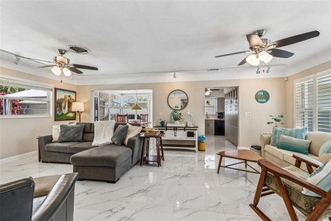 House in Saint Petersburg, Florida 2 bedrooms, 122.82 sq.m. № 2116023 - photo 8