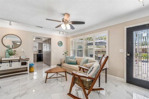 House in Saint Petersburg, Florida 2 bedrooms, 122.82 sq.m. № 2116023 - photo 10