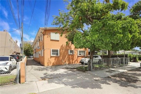 Commercial property in Miami, Florida № 2146439