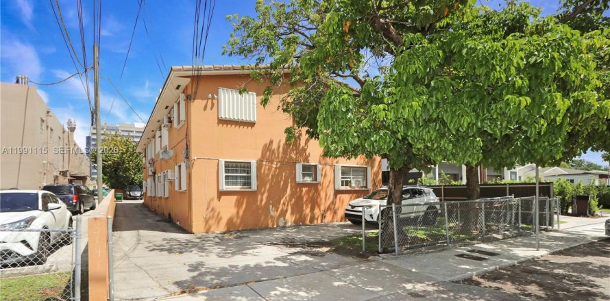Commercial property in Miami, Florida № 2146439
