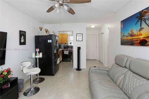 Commercial property in Miami, Florida № 2146439 - photo 24