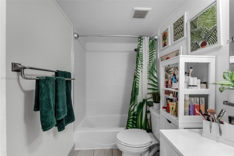 Condo in Miami, Florida, 3 bedrooms № 2077577 - photo 13