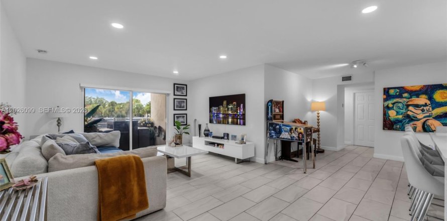 Condo in Miami, Florida, 3 bedrooms № 2077577