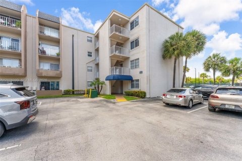 Condo in Miami, Florida, 3 bedrooms № 2077577 - photo 25