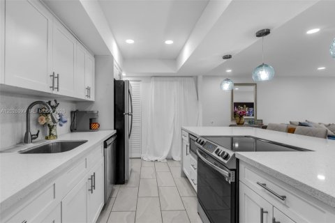 Condo in Miami, Florida, 3 bedrooms № 2077577 - photo 6