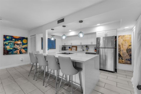 Condo in Miami, Florida, 3 bedrooms № 2077577 - photo 4