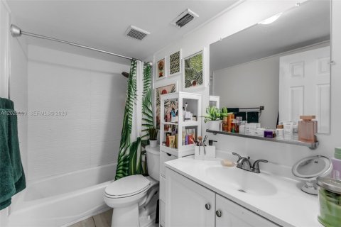 Condo in Miami, Florida, 3 bedrooms № 2077577 - photo 12